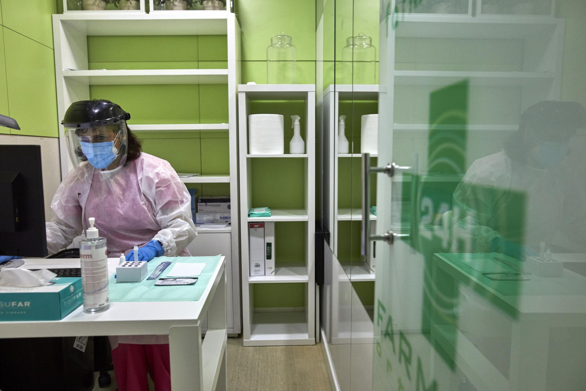 Archivo - Una farmacéutica prepara un test de antígenos en la Farmacia Las Gemelas en Madrid (España), a 11 de febrero de 2021. El pasado miércoles 3 de febrero, Salud Pública comenzó a mandar S
