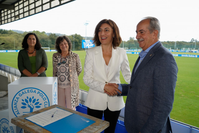 La conselleira de Medio Ambiente, Territorio e Vivenda, Ángeles Vázquez, en la firma del acuerdo en el marco de la 'Alianza galega polo clima' con el RC Deportivo de A Coruña.