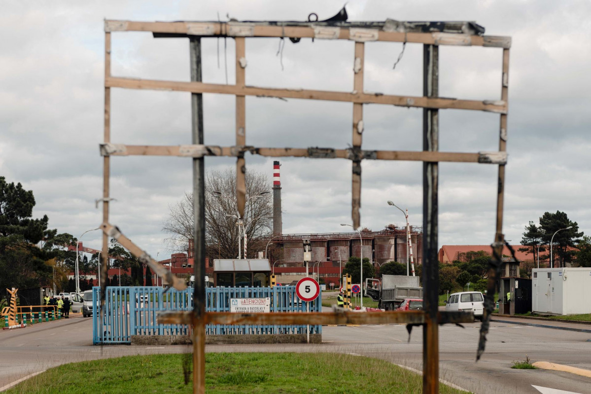 Archivo - Vista de la fábrica de Alcoa a través de una pancarta quemada, en San Cibrao, un día después de que los trabajadores alcanzaran un acuerdo con la empresa, a 29 de diciembre de 2021, en S