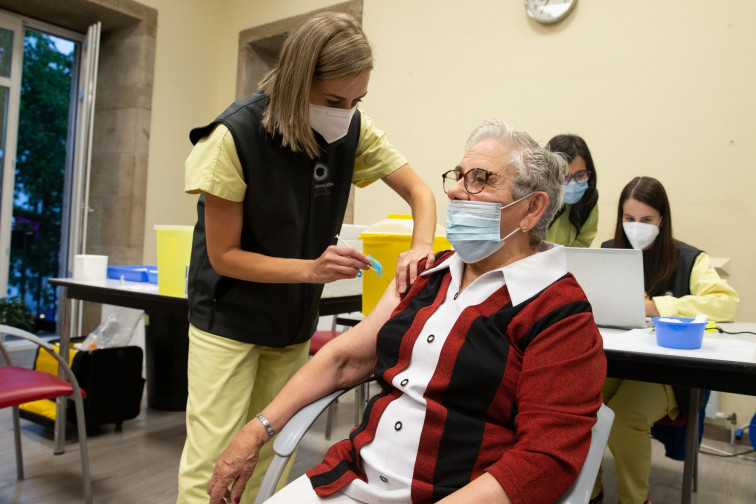 El 88% de los usuarios de residencias se puso la cuarta dosis la primera jornada y el 93,65% la de la gripe