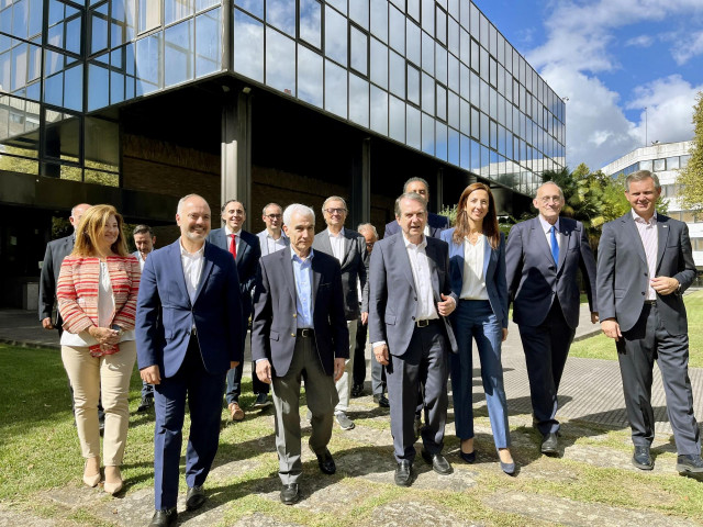 Visita de autoridades e inversores a la futura sede de SPARC, la planta de semiconductores fotónicos impulsada por Zona Franca de Vigo y otros socios.