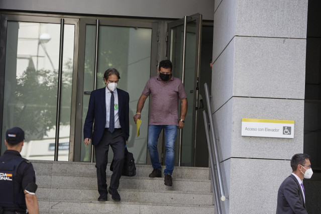 Archivo - El patrón del ‘Villa de Pitanxo', Juan Padín (d-morado), a su salida tras declarar en la Audiencia Nacional el pasado 6 de junio.