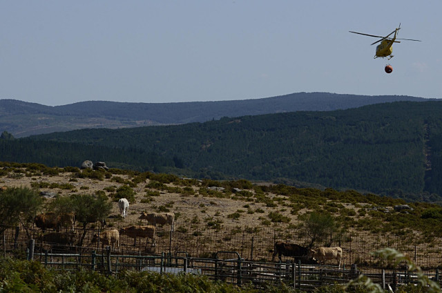 Archivo - Un helicóptero que realiza labores de extinción en el incendio forestal en la Serra do Leboreiro