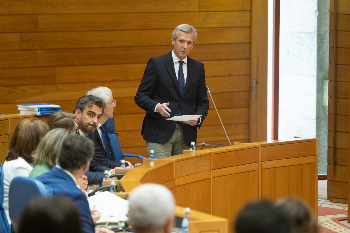 El presidente de la Xunta, Alfonso Rueda, responde a preguntas en el Parlamento de Galicia.