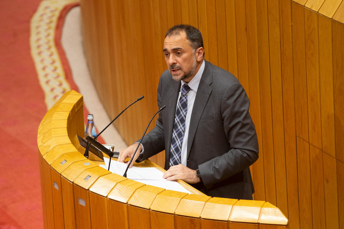 Archivo - Comparecencia del conselleiro de Sanidade, Julio García Comesaña, a petición propia en el pleno del Parlamento de Galicia
