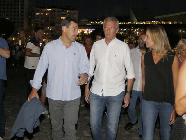 Archivo - El presidente de la Xunta de Galicia, Alfonso Rueda (i1); el presidente de la Junta de Andalucía, Juanma Moreno (i2); y la delegada de la Xunta en Vigo, Marta Fernández Tapias, asisten al concierto del cantante C Tangana, en el muelle de Trasatl