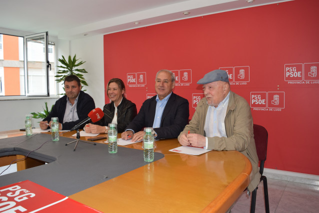 El secretario xeral del PSOE lugués, José Tomé, con el próximo candidato a la Alcaldía de Monterroso, Antonio Gato, en una rueda de prensa