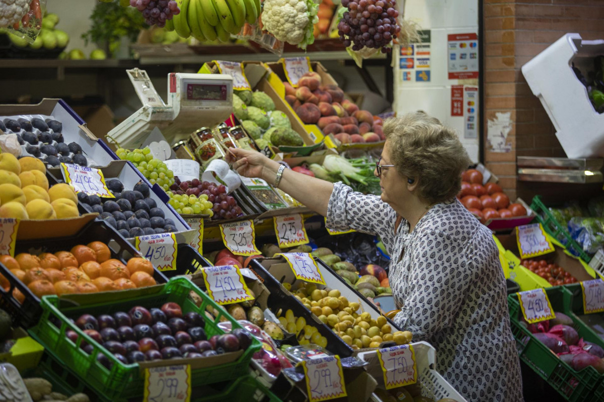 Una mujer comprando