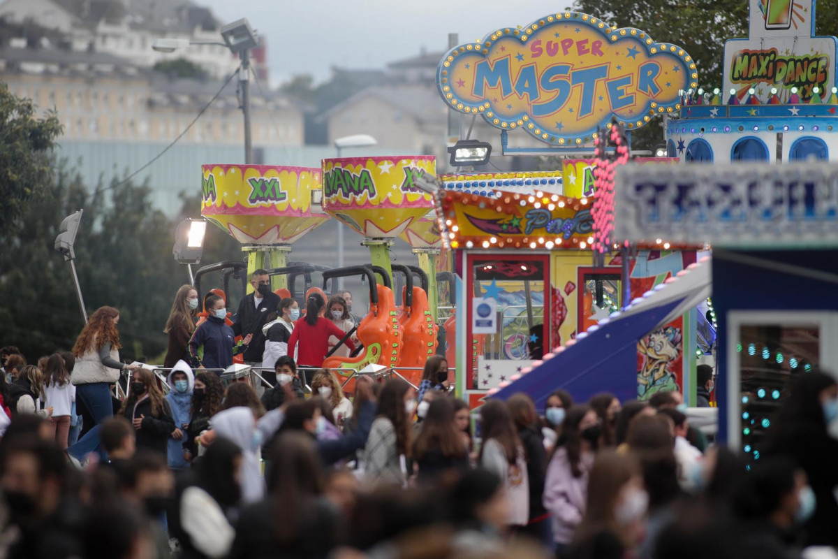 Archivo - Varias personas disfrutan de una atracción de feria durante las fiestas de San Froilán en 2021
