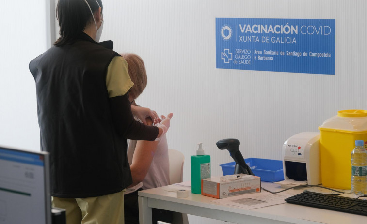 Galicia prevé comenzar a vacunar con la cuarta dosis a los mayores de 85 años el sábado 8 de octubre