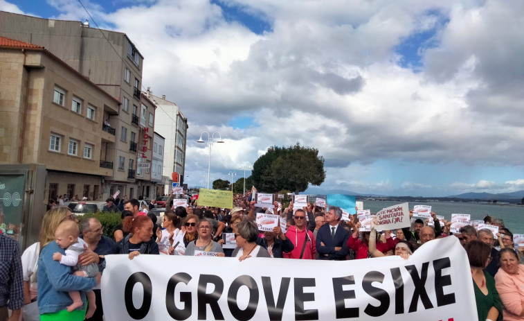(VÍDEO) Miles de manifestantes reciben a Felipe VI y Alfonso Rueda en O Grove al grito de “menos policía; más sanidad”