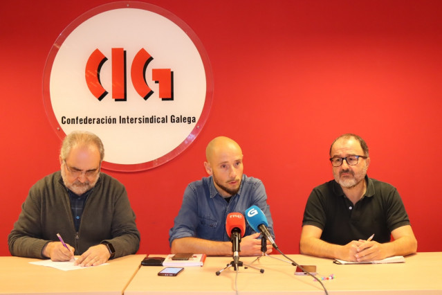 Los secretarios nacionales de la CIG-Administración, Luis Carballo; CIG-Ensino, Suso Bermello, y CIG-Saúde, Manuel G. Moreira