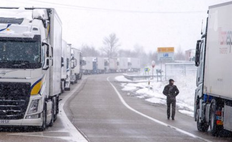 La amenaza de cerrar la A-6 a los transportistas ante el riesgo de nieve inquieta al sector