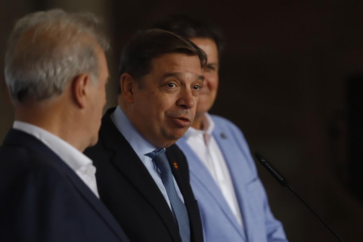 El ministro de Agricultura, Pesca y Alimentación, Luis Planas, atiende a los medios de comunicación durante la clausura del V Startup Europe Smart Agrifood Summit en el Palacio de Ferias y Congresos