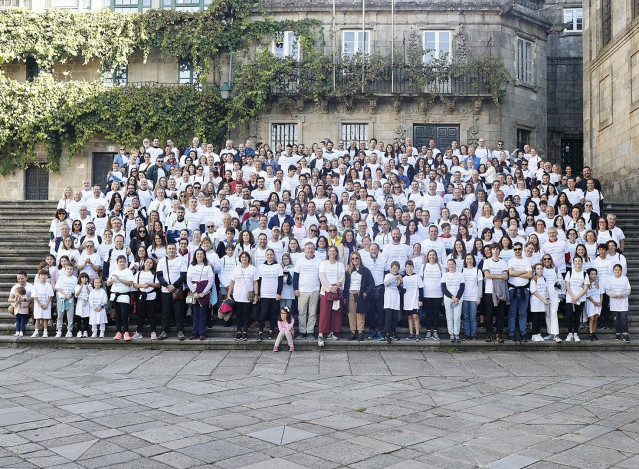 Medio millar de profesionales de Abanca recorren el último trao del Camino de Santiago en apoyo al Año Santo