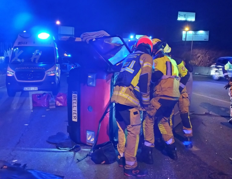 Un coche volcado provoca retenciones a primera hora en la Avenida Alfonso Molina de A Coruña
