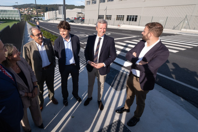 El presidente de la Xunta, Alfonso Rueda, acompañado da conselleira de Infraestruturas e Mobilidade, Ethel Vázquez,  en el acto de puesta en servicio de las obras de ampliación de la avenida de la Diputación, en Arteixo