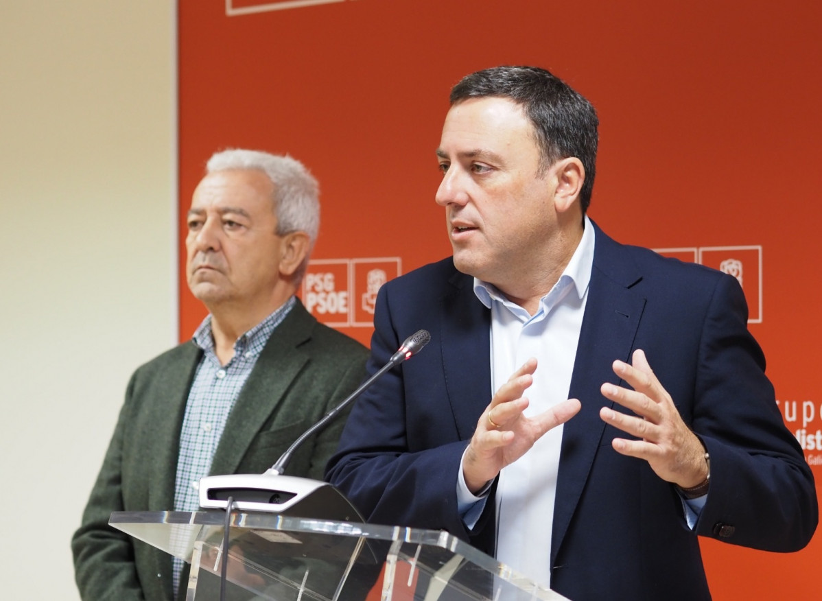 El secretario xeral del PSdeG, Valentín González Formoso, junto al portavoz de los socialistas en el Parlamento, Luis Álvarez, en rueda de prensa