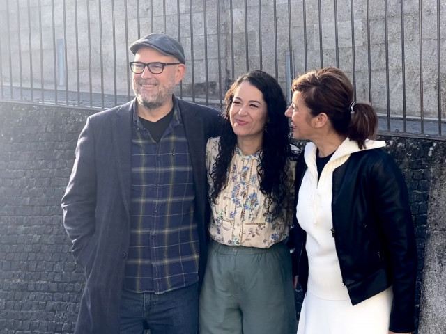 Martiño Noriega con María Rozas y Marta Lois, de Compostela Aberta.