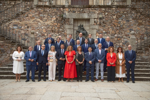 Foto de familia en la comisión de diputaciones de la FEMP, celebrada en Cáceres