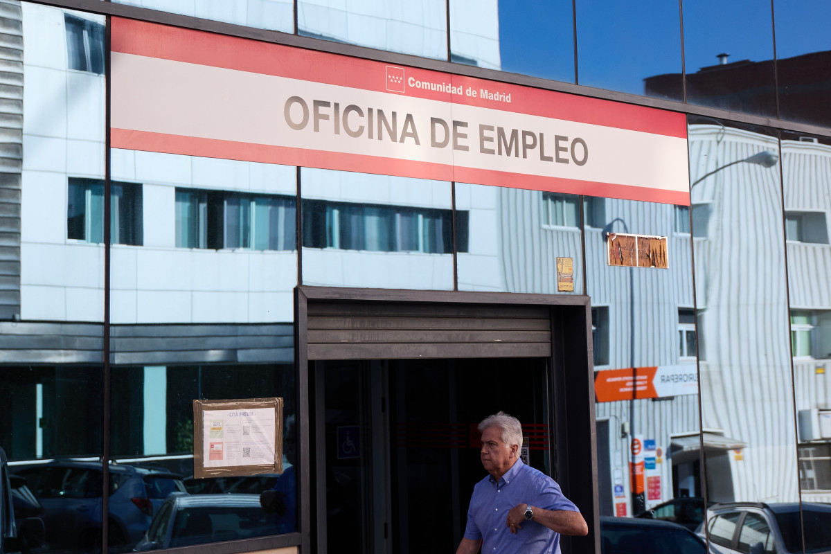 Archivo - Un hombre pasa por la oficina del SEPE de la calle Miguel Yuste, a 2 de septiembre de 2022, en Madrid (España). El número de parados registrados en las oficinas de los servicios públicos 