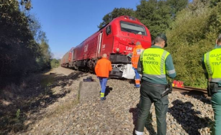 Un muerto en Rábade al ser arrollado con su furgoneta por un tren de mercancías en un paso a nivel