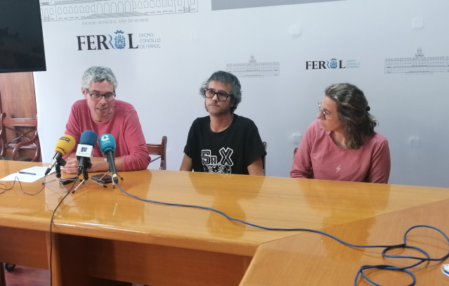 Dirigentes locales del BNG de Ferrol, encabezados por Iván Rivas, en rueda de prensa