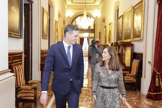 El presidente del Gobierno, Pedro Sánchez, y la alcaldesa de A Coruña, Inés Rey, antes de mantener un encuentro en el consistorio coruñés