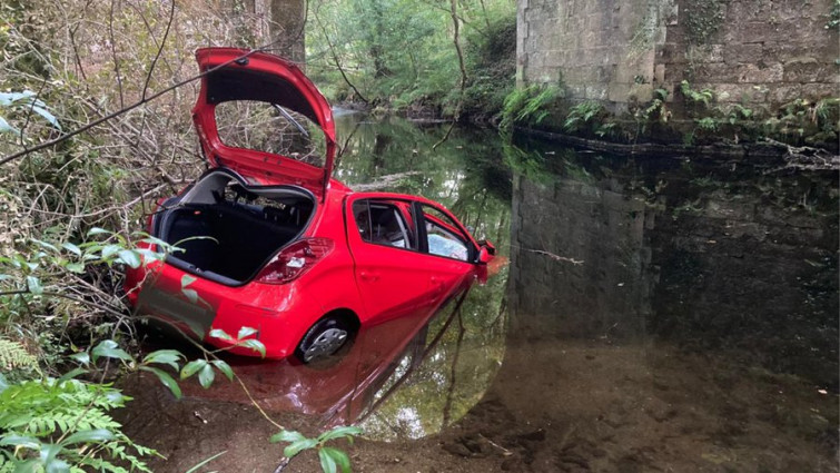 En libertad el conductor sin carnet del coche que cayó a un río en Cotobade, accidente en el que murió una joven