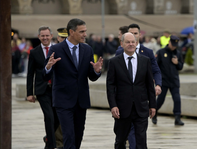 El presidente del Gobierno, Pedro Sánchez, y el canciller alemán, Olaf Scholz, en la cumbre hispano-alemana