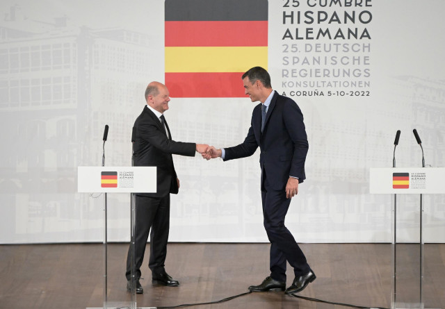 El canciller alemán Olaf Scholz y el presidente del Gobierno español, Pedro Sánchez, tras la cumbre hispano-alemana