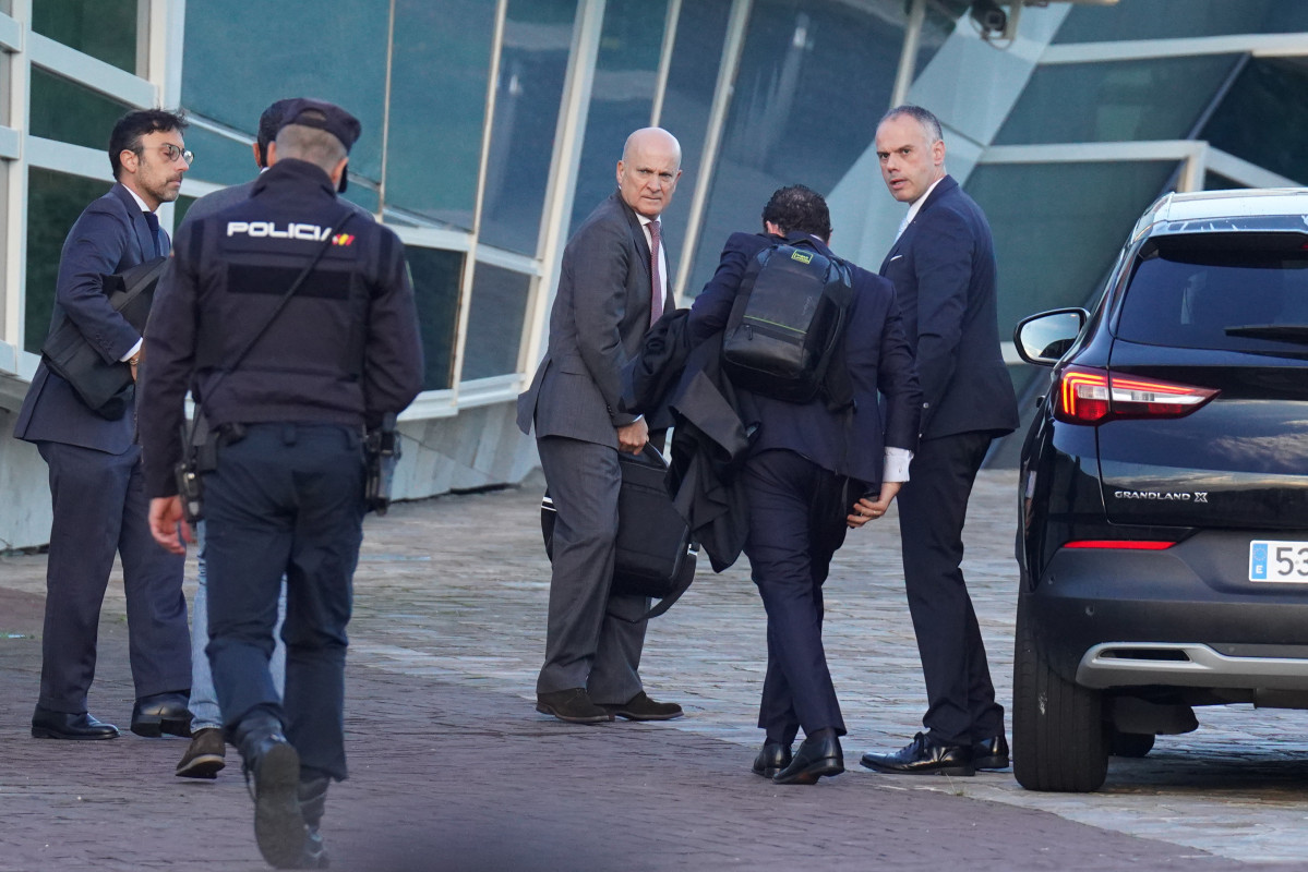 El exdirector de Seguridad en la circulaciu00f3n de Adif, Andru00e9s Cortabitarte (1i), a su llegada para declarar en la segunda jornada del juicio por el accidente ferroviario de Alvia, en una foto de u00c1lvaro Ballesteros