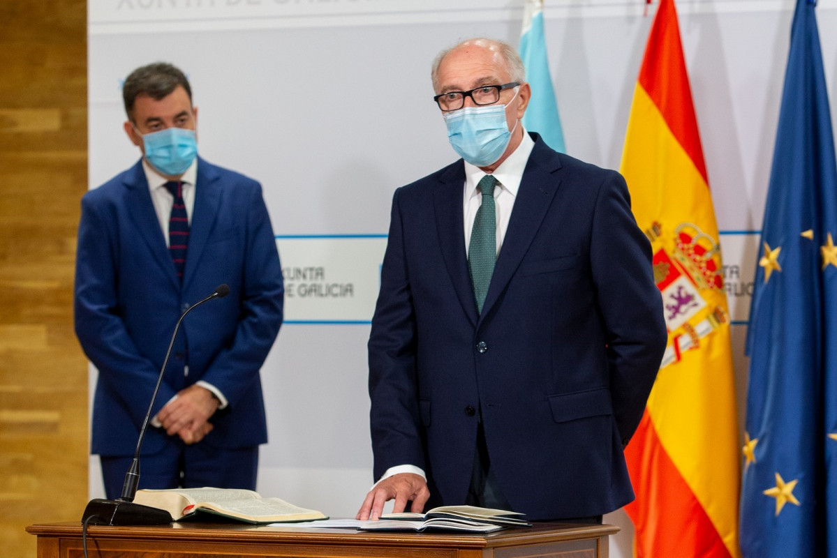 Josu00e9 Luis Mira Lema tomando posesiu00f3n ante el conselleiro de Educaciu00f3n en una foto de archivo