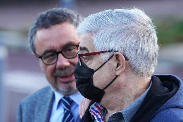 El maquinista del tren Francisco Garzón (d) y su abogado Manuel Prieto (i) a su llegada para declarar en la segunda jornada del juicio por el accidente ferroviario de Alvia, en la Cidade de la Cultura de Santiago de Compostela, a 6 de octubre de 2022, en