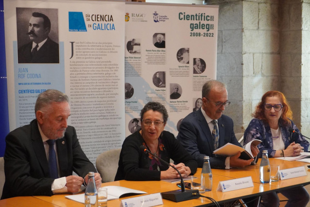 El presidente de la Real Academia Galega de Ciencias (RAGC), Juan Lema, y la presidenta del Consello da Cultura Galega (CCG), Rosario Álvarez, presentan un libro sobre el veterinario de origen catalán Juan Rof Codina.