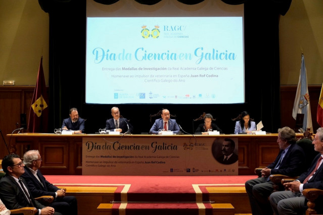 El rector de la USC, Antonio López, el presidente de la Real Academia Galega de Ciencias, Juan Lema, y la presidenta del Consello da Cultura Galega, Rosario Álvarez, en el acto por el Día da Ciencia en Galicia 2022 en el Pazo de Fonseca.