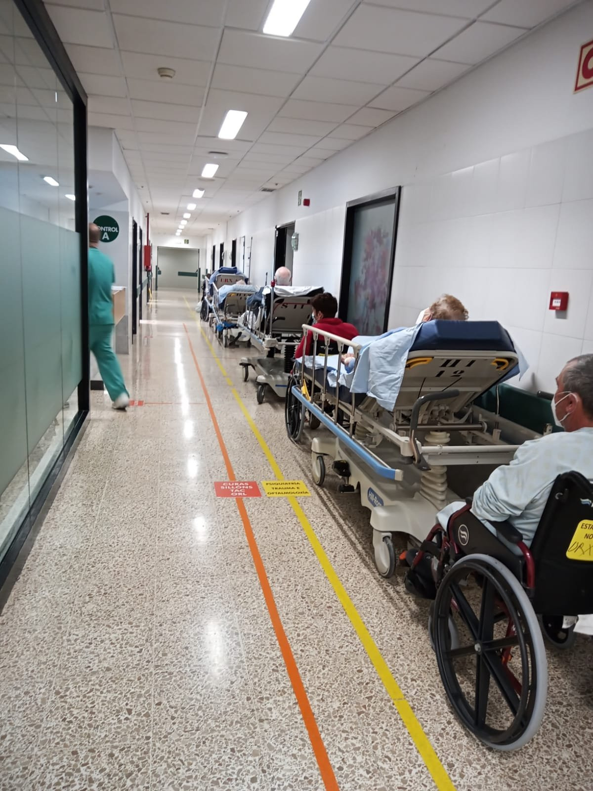 Pacientes aparcados en los pasillos del hospital CHUS de Santiago el 4 de julio