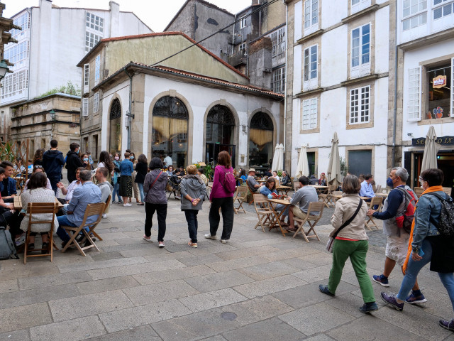 Archivo - Varias personas en una calle del centro de Santiago de Compostela, a 31 de julio de 2021, en Santiago de Compostela, A Coruña (Galicia). Santiago de Compostela, junto al resto de grandes ciudades gallegas, se encuentra ya en nivel alto debido a