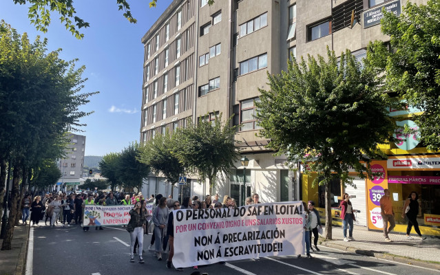 Personal sociosanitario del Servicio de Atención a Personas Dependientes en Domicilio en una manifestación en Santiago de Compostela.