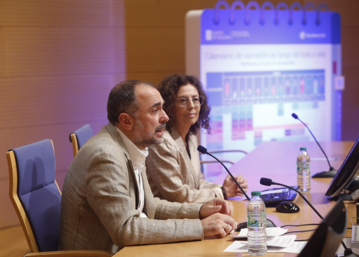 El conselleiro de Sanidade, Julio García Comesaña, junto a la directora xeral de Saúde Pública, Carmen Durán