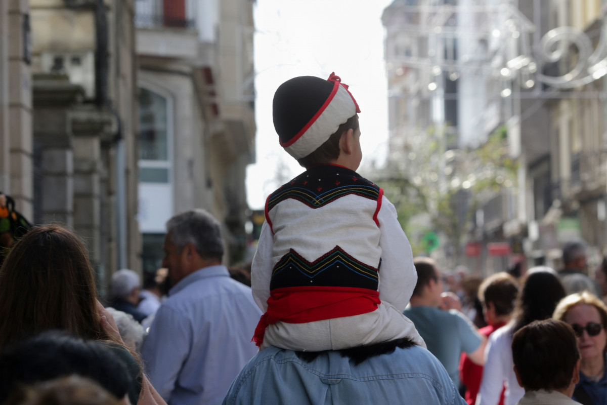 Un niño con traje regional durante la celebración del Domingo das Mozas durante las Fiestas de San Froilán, a 9 de octubre de 2022, en Lugo.