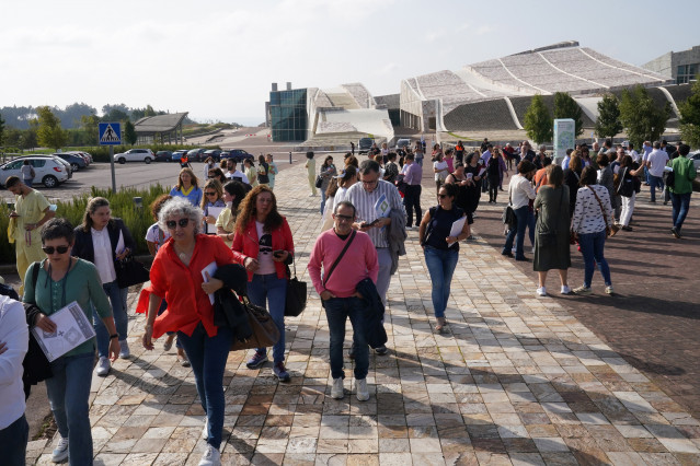 Varias personas salen de la Cidade de Cultura durante el desalojo por amenaza de bomba, a 7 de octubre de 2022, en Santiago de Compostela, A Coruña, Galicia (España). Efectivos de la Policía han desalojado los juzgado de Santiago de Compostela y la sede d
