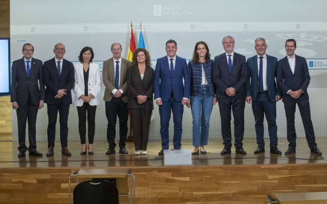 El conselleiro de Cultura, Educación, FP e Universidades, Román Rodríguez, preside la toma de posesión de la directora xeral de Formación Profesional, Eugenia Pérez.