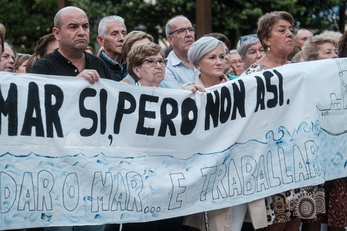 Un grupo de personas protesta contra el veto a la pesca en la plaza del Concello, a 8 de octubre de 2022, en Ribeira, A Coruña, Galicia (España).