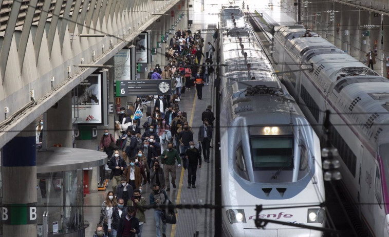 Usuarios regulares del tren piden al próximo Gobierno un abono laboral-estudiantil para toda España