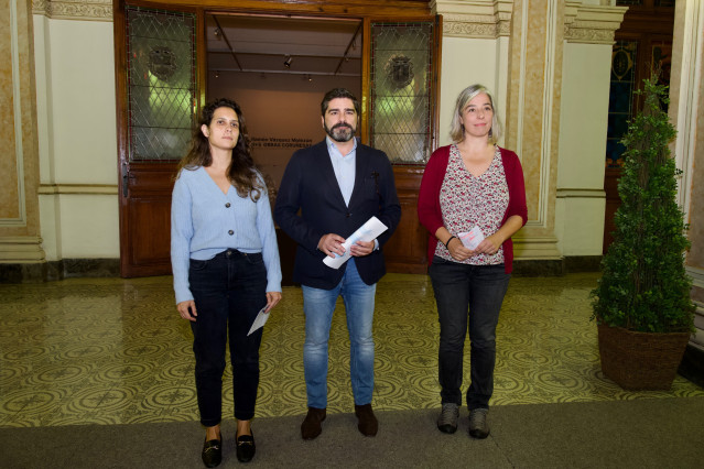La edil del BNG Avia Veira; el concejal del PP Roberto Rodríguez; y la portavoz de Marea Atlántica, María García, han presentado una moción de manera conjunta