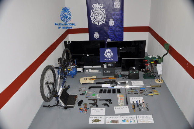 Droga, armas, dinero y otros efectos incautados en la desarticulación de un 'punto negro' de venta de drogas en Ribeira (A Coruña).