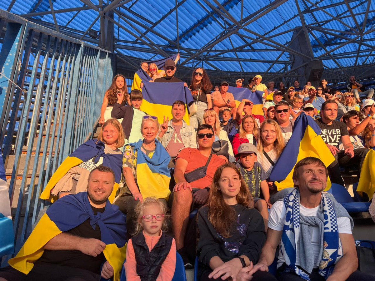Parte de los ucranianos de Cariu00f1o en Riazor este verano viendo un partido del Metalist contra el Deportivo en una foto del Facebook de IT HUB