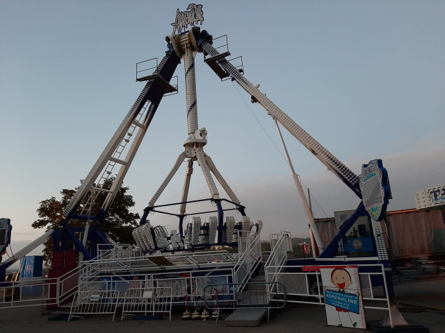 Atracción 'El Ciclón' precintada en las fiestas de San Froilán, en Lugo.