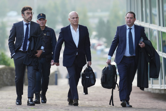 El exdirector de Seguridad en la circulación de Adif, Andrés Cortabitarte (c), a su llegada para declarar en el juicio por el accidente del Alvia, en la Cidade de la Cultura de Santiago de Compostela, a 6 de octubre de 2022, en Santiago de Compostela, A C